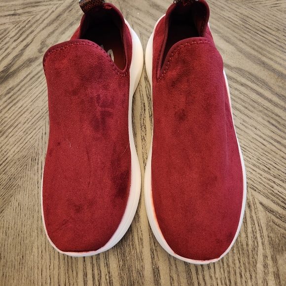 Ladies SEVEN 7 Red Vegan Waterproof Leather Comfort Slip On Sneaker Size 9 - Picture 1 of 5